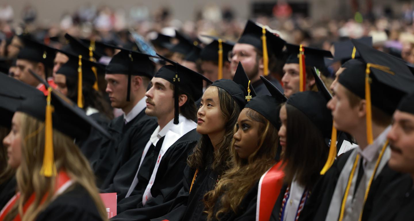 毕业生们在2024年立博在线体育毕业典礼上聆听和观看.